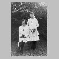 112-0042 Zwillinge Eva und Margarete Bayer am Tage der Konfirmation 13.04.1930.jpg